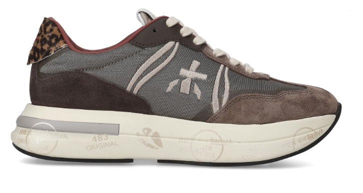 sneakers, cariche di un'eredità risalente agli anni '70, si fondono con un mood contemporaneo per offrire un mix esclusivo tra tomaia in stile retrò e una struttura innovativa